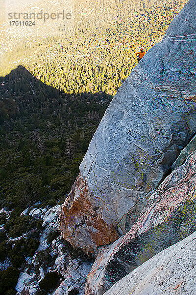 Ein Mann klettert über die beängstigende und schwierige Route The Edge am Tahquitz Rock.