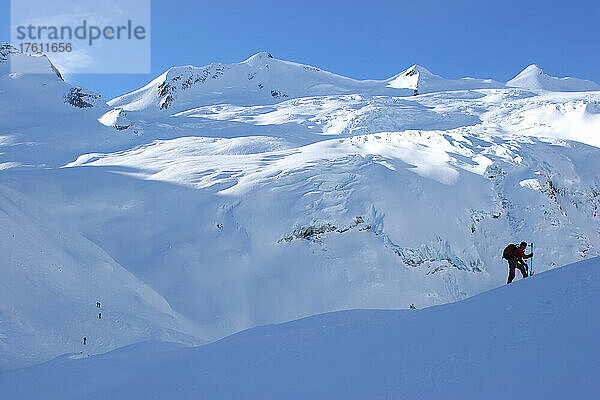 Ein Backcountry-Snowboarder und ein Gletscher; Selkirk Mountains  British Columbia  Kanada.