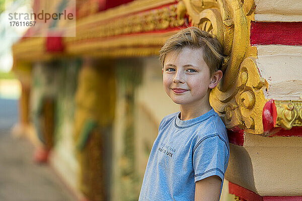 Junge mit blauen Augen in einem buddhistischen Tempel; Vientiane  Präfektur Vientiane  Laos