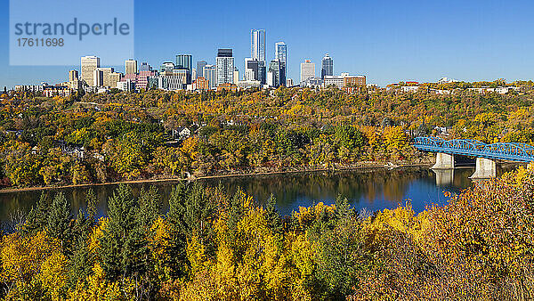 Blick auf die Skyline von Downtown Edmonton und die Herbstfarben des Flusstals entlang des North Saskatchewan River und des Dawson River  der den Fluss kreuzt; Edmonton  Alberta  Kanada