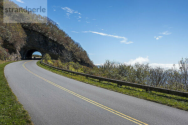 Ein Auto fährt durch einen Tunnel entlang des Blue Ridge Parkway; North Carolina  Vereinigte Staaten von Amerika