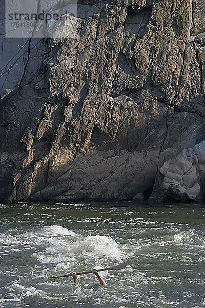 Ein Kajakfahrer unter Wasser mit erhobenem Paddel; Great Falls  Potomac River  Virginia.