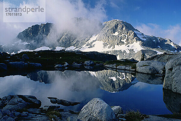 Tarn in der Nähe des Iceberg Lake  Küstengebirge  British Columbia  Kanada