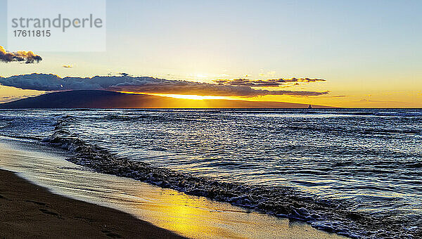 Die Flut rollt in einen Sandstrand bei Sonnenuntergang entlang der Ka'anapali Küste von West Maui mit Blick auf die Insel Lanai im Hintergrund; Ka'anapali  Maui  Hawaii  Vereinigte Staaten von Amerika