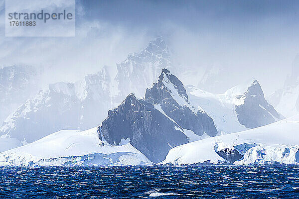 Eisberge und Berge bei Cuverville Island  Antarktis.