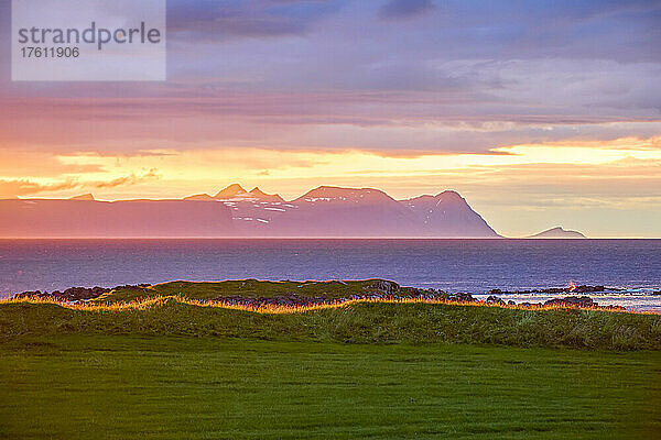 Sonnenuntergang entlang der Küstenlandschaft im Sommer  Illugastadhir auf der Halbinsel Vatnsnes in der nördlichen Region von Island; Halbinsel Vatnsnes  Nordurland Vestra  Island