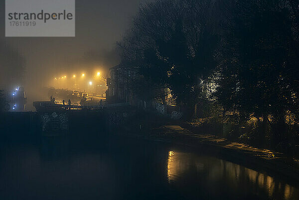 Nebeliger Morgen auf dem Treidelpfad des Regents Canal in Shoreditch  London  UK; London  England