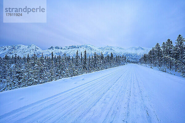 Die schneebedeckten Berge des Gray Ridge entlang der Annie Lake Road im frühen Morgenlicht im Winter; Whitehorse  Yukon  Kanada