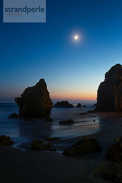 Der Mond über Felsformationen entlang des El Matador State Beach bei Nacht; Malibu  Kalifornien  Vereinigte Staaten von Amerika