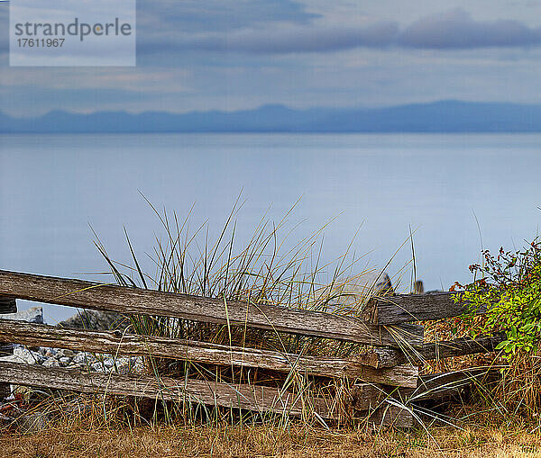 Verwitterter Holzzaun auf einem Bergrücken am Sechelt Beach mit Blick auf die Sunshine Coast von BC  Kanada; British Columbia  Kanada