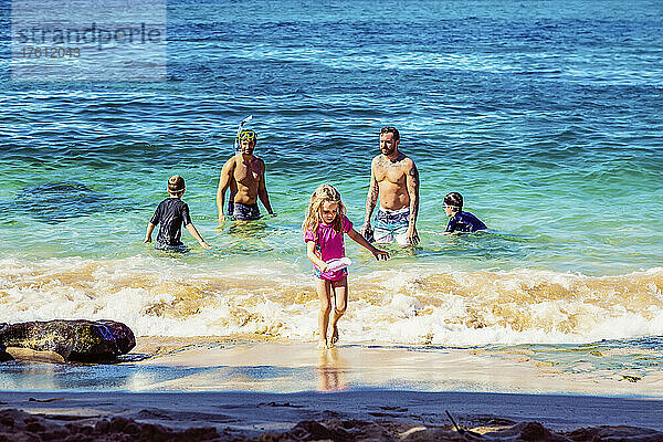 Zwei Väter spielen mit ihren Kindern im Meer am Kapalua Beach an der Kapalua Bay; Kapalua  Maui  Hawaii  Vereinigte Staaten von Amerika