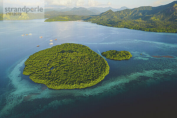 Luftaufnahme der Komodo-Inseln  Komodo-Nationalpark  Heimat des berühmten Komodo-Drachen; Ost-Nusa Tenggara  Kleine Sunda-Inseln  Indonesien