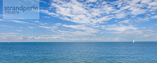 Ein einsames Segelboot auf dem blauen Wasser des Ontariosees; Niagara-on-the-Lake  Ontario  Kanada