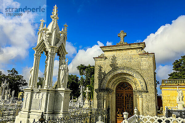 Orangenskulpturen schmücken Mausoleen auf einem Friedhof in Havanna.