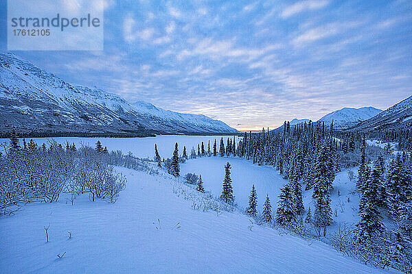 Atemberaubende Schneelandschaft mit Sonnenaufgang über dem Annie Lake im Winter; Whitehorse  Yukon  Kanada