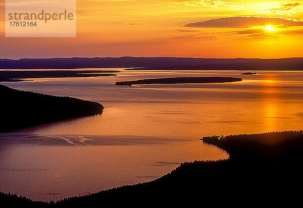 Ein goldener Sonnenuntergang spiegelt sich auf der Oberfläche des Yellowstone Lake.
