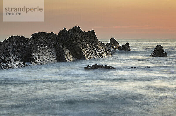 Blick auf die Felsen der Atlantikküste bei Hartland Quay  Devon  England  in der Abenddämmerung; Hartland Quay  Devon  Großbritannien.