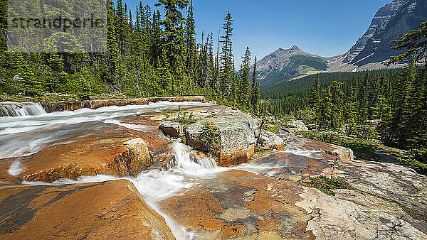 Wasser  das über die Giant Steps am Paradise Creek  Banff National Park  Alberta  Kanada  stürzt