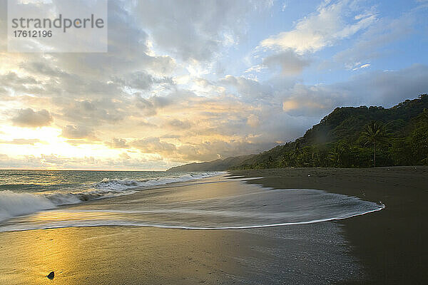 Die Flut steigt bei Sonnenuntergang an einem abgelegenen Strand in Costa Rica