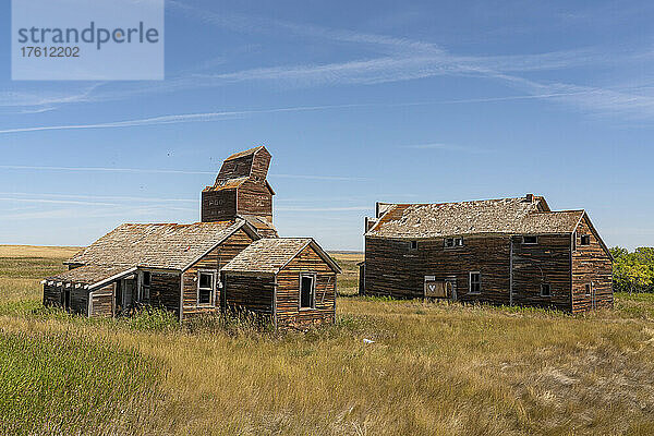 Alte verlassene Gebäude und ein Getreidesilo im ländlichen Saskatchewan; Bents  Saskatchewan  Kanada