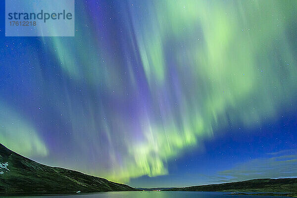 Nordlichter über dem Semerlik Fjord.