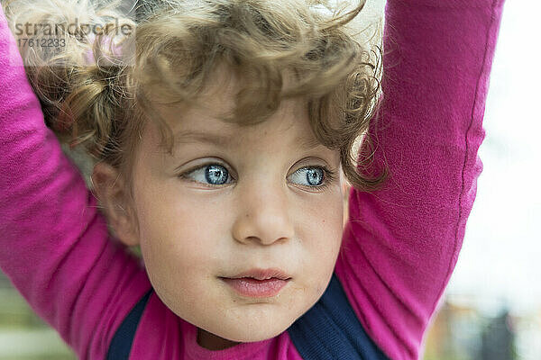 Porträt eines jungen Mädchens mit blondem lockigem Haar und großen blauen Augen; Toronto  Ontario  Kanada