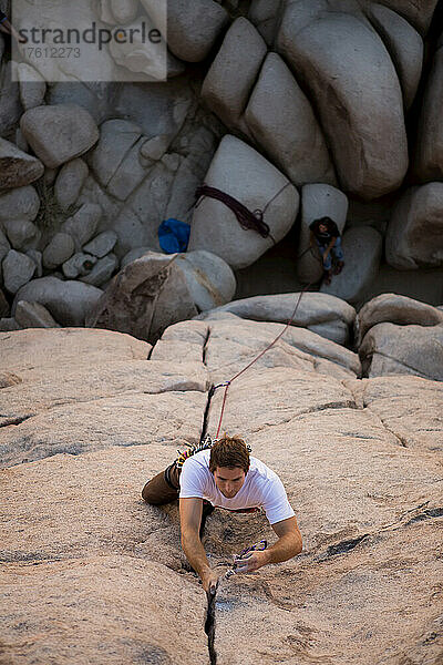 Ein Kletterer führt Sail Away  eine 5.8-Kletterei  im Joshua Tree National Park.