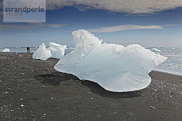 Ein Eisberg  der nach dem Austritt aus dem Vatnajokull-Eis gestrandet ist  Island; Jokulsarlon  Vatnajokull-Eisschild  Island.