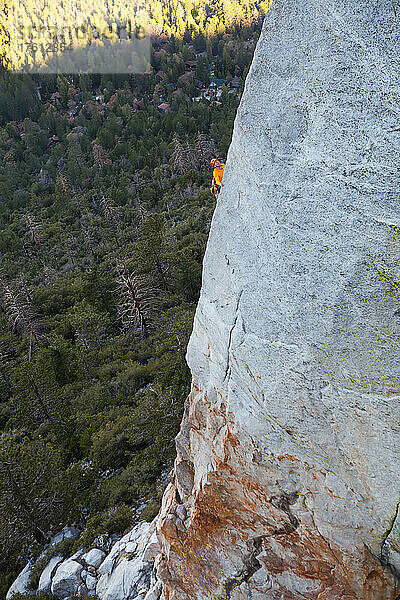 Ein Mann klettert über die beängstigende und schwierige Route The Edge am Tahquitz Rock.