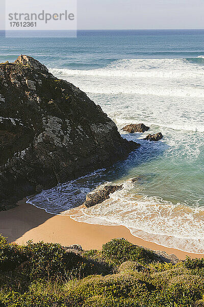 Zerklüftete Küstenlinie  Strand und Atlantik am Praia de Odeceixe; Algarve  Portugal