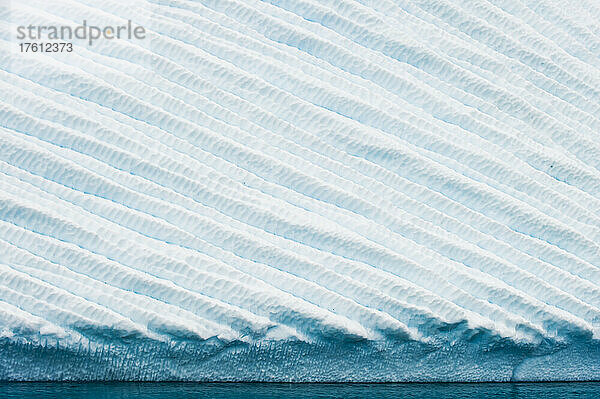 Ein abstraktes Muster auf Eisbergen in der Antarktis.