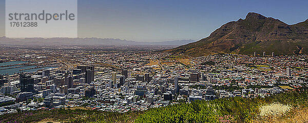 Überblick über die Skyline von Kapstadt und den Devil's Peak vom Signal Hill aus; Kapstadt  Westkap-Provinz  Südafrika