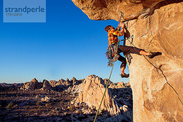 Kletterer am 'North Overhang'  einer traditionellen 5.9 Kletterei im Joshua Tree National Park; Kalifornien  Vereinigte Staaten von Amerika