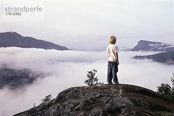 Junge auf Berggipfel stehend Salt Spring Island  B.C.  Kanada