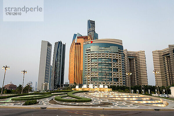 Springbrunnen vor dem Khalidiya Palace Rayhaan by Rotana mit dem Bab AlQasr Hotel und den Etihad Towers im Hintergrund; Abu Dhabi  Vereinigte Arabische Emirate