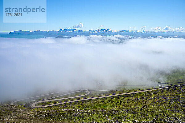 Nebel verdeckt die Sicht auf die Passstraße zum Gipfel des Hellisheiði Eystri; Ketilsstadhir  Austurland  Nordregion  Island