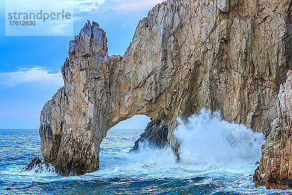 Am berühmten Bogen Los Arcos in Lands End schlagen die Wellen gegen die Felsen.