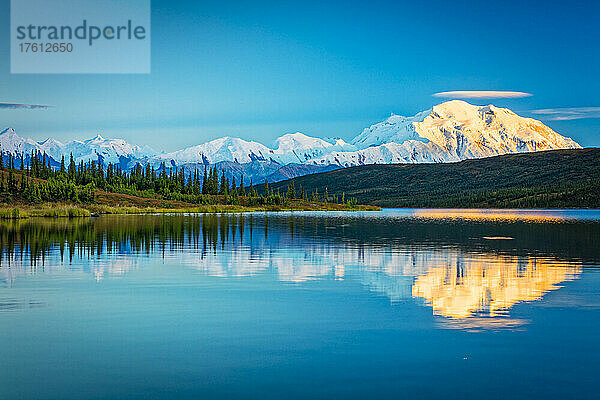 Sonnenuntergangsglühen auf dem Mount Denali (McKinley) spiegelt sich im Wonder Lake im Herbst im Denali National Park and Preserve  Inneres Alaska; Alaska  Vereinigte Staaten von Amerika
