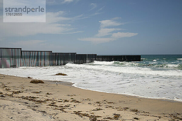 Ein Zaun markiert die Grenze zwischen den Vereinigten Staaten und Mexiko  wo sie auf den Pazifischen Ozean trifft.