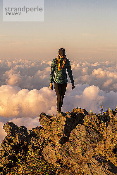 Eine Frau erkundet die Landschaft über dem Haleakala-Krater.