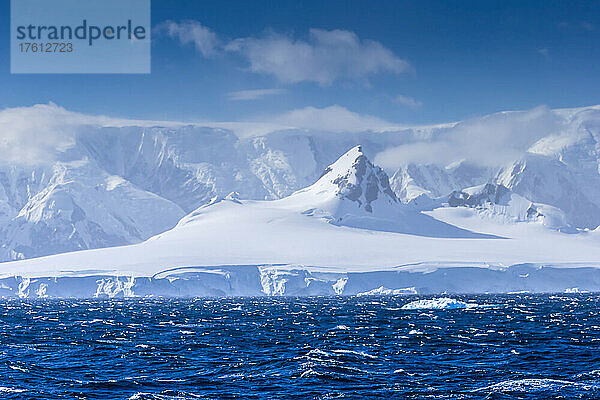 Eisberge und Berge bei Cuverville Island  Antarktis.