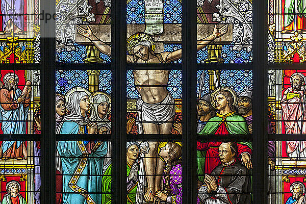 Glasfenster mit der Darstellung der Kreuzigung  St. Johannes-Kathedrale  Den Bosch; 's-Hertogenbosch  Nordbrabant  Niederlande