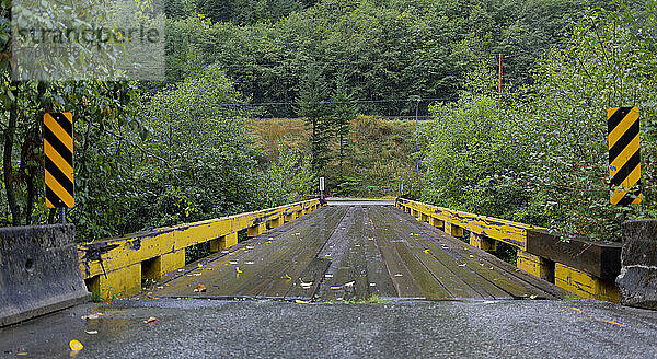 Verwitterte und regennasse Infrastruktur entlang des BC Highway 5 auf dem Weg von Hope zum Coquihalla Summit an einem regnerischen Morgen; British Columbia  Kanada