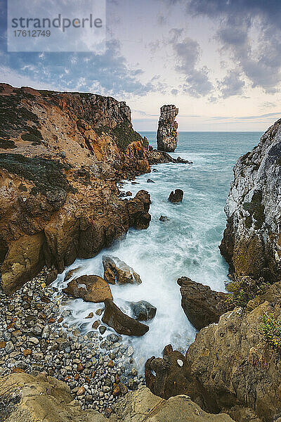 Papoa  Felsformation und die Gezeiten  die über das felsige Ufer an der Atlantikküste rauschen; Peniche  Oeste  Portugal