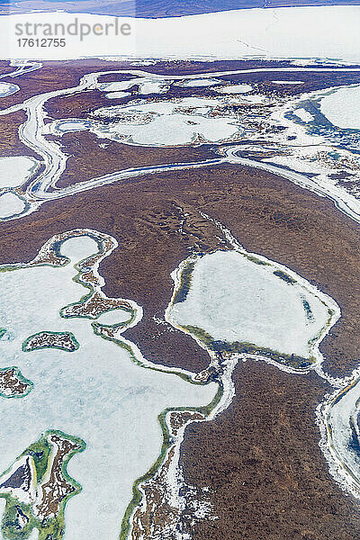 Luftaufnahme der Tundra und des schmelzenden Eises auf gefrorenen Teichen im Frühling; Nordwest-Alaska  Alaska  Vereinigte Staaten von Amerika