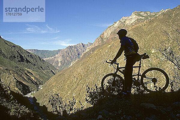 Ein Motorradfahrer hält am Rande eines Canyons an; Batopillas Canyon  Sierra Madre Mountains  Mexiko.