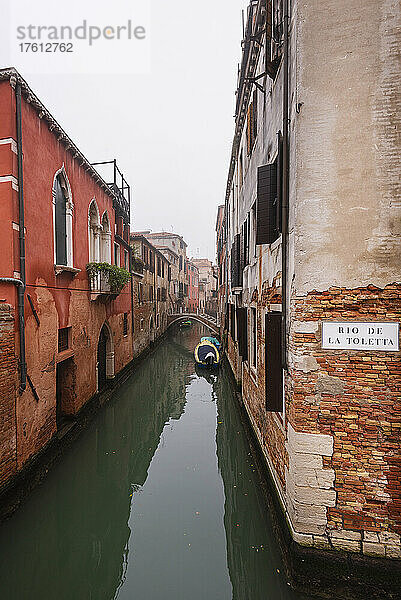 Kanal am Rio De La Toletta  Stadtviertel Dorsoduro in Venedig; Venedig  Italien