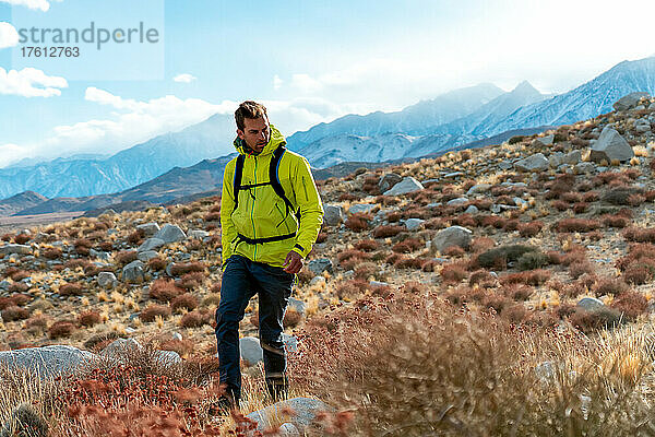 Mann in leuchtend gelber Jacke beim Wandern in der östlichen Sierra; Kalifornien  Vereinigte Staaten von Amerika