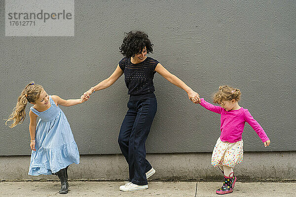 Spielende Mutter mit kleinen Töchtern; Toronto  Ontario  Kanada