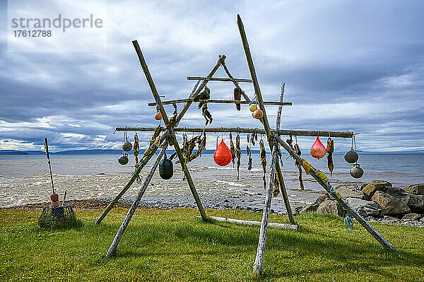 Holzpfähle mit Treibgut und Trockenfisch an der Küste des Nordatlantiks auf der Halbinsel Vatnsnes in der nördlichen Region Islands; Halbinsel Vatnsnes  Nordurland Vestra  Island